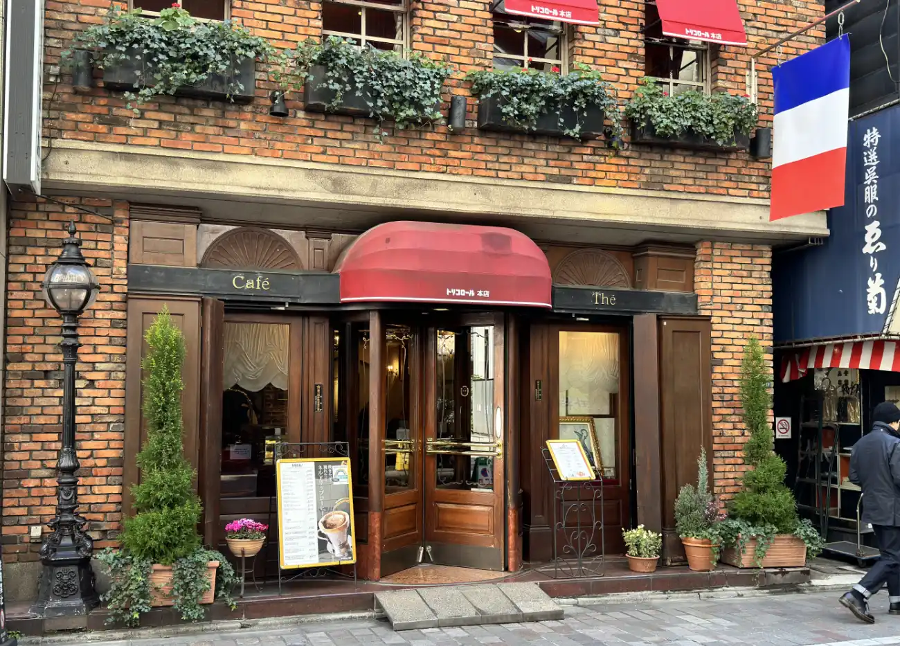 entrance of tricolore cafe ginza